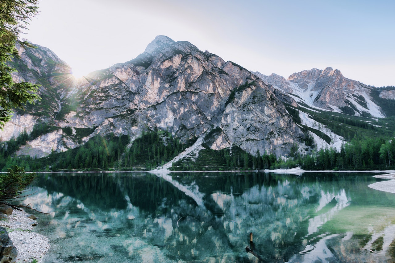 Зеркальное озеро в горах